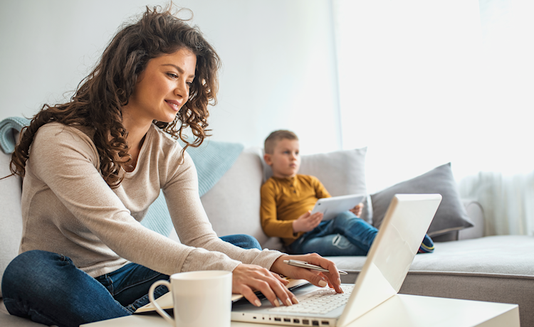 afbeelding vrouw met kind kijkt op laptop