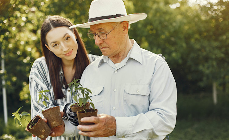 Afbeelding man en vrouw met potplanten