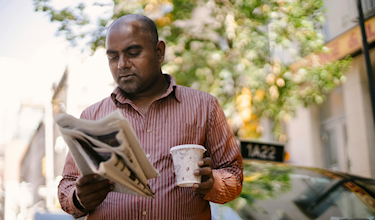 PensioenActueel april 2025 man leest krant