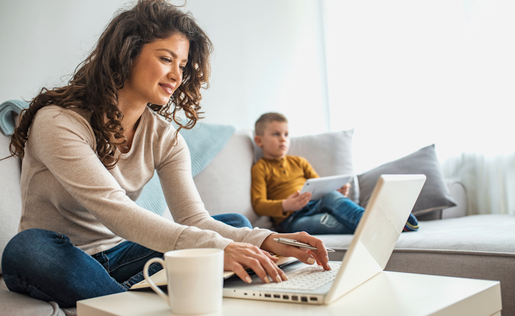 Vrouw bij laptop