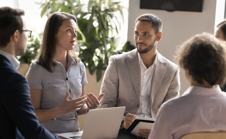foto van vergaderende mensen