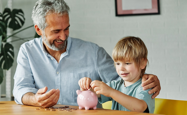 20251210-opa-en-kleinzoon-spaarpot-verhoging-pensioen-750x460
