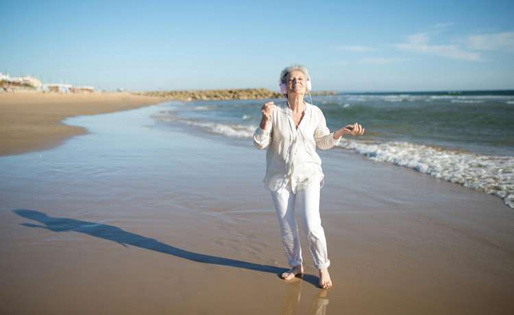 Vrouw loopt op strand